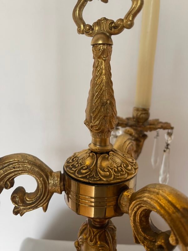 Elegante Candelabro Antico in Ottone e Cristallo - Image 4