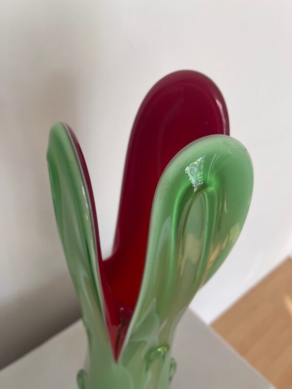 Vaso Decorativo in Vetro Verde e Rosso con Base Cromata - Image 5