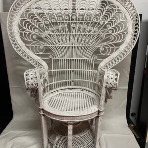 Elegante Poltrona "Pavone" in Rattan Bianco