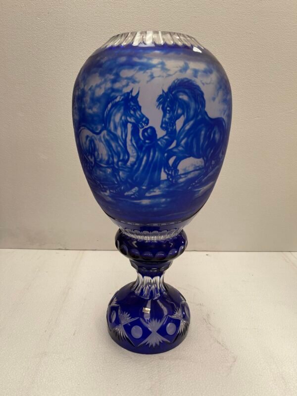 Vaso in cristallo molato blu cobalto con incisioni figurative - Image 2