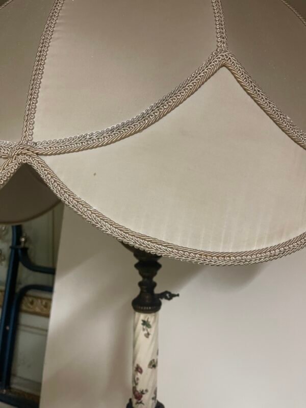 Lampada da terra (piantana) antica con decorazioni floreali. - Image 3