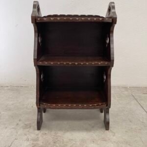 Elegante mobiletto a due ripiani in legno scuro