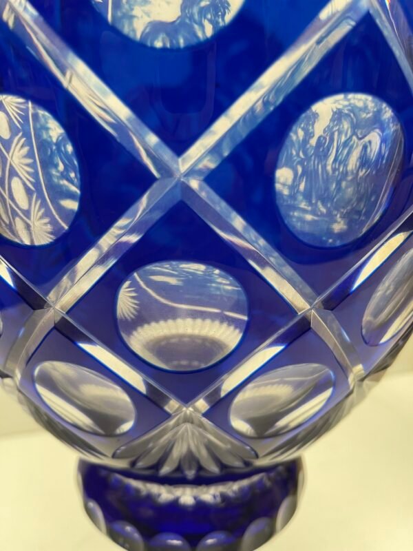 Magnifico Vaso in Cristallo Blu Intagliato a Mano - Image 5