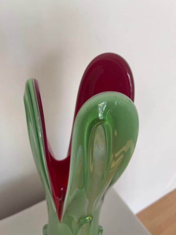 Vaso Decorativo in Vetro Verde e Rosso con Base Cromata - Image 4