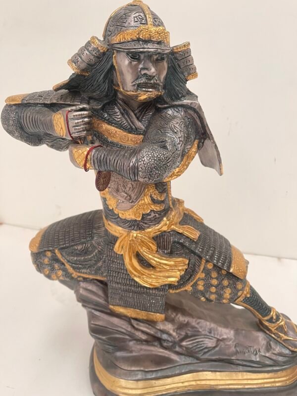 Imponente Scultura Figurativa "Samurai Guerriero" in Bronzo Patinato e Dorato - Image 2