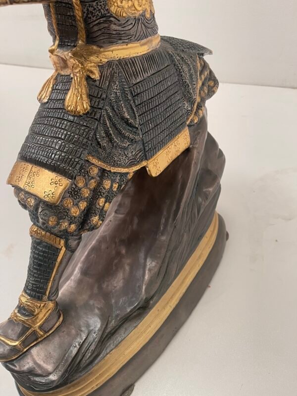 Imponente Scultura Figurativa "Samurai Guerriero" in Bronzo Patinato e Dorato - Image 4