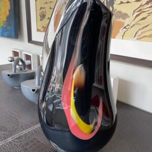 Vaso in vetro di Murano soffiato, stile moderno.