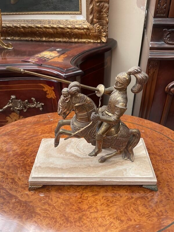 Scultura in bronzo – Cavaliere medievale in armatura su cavallo - Image 2