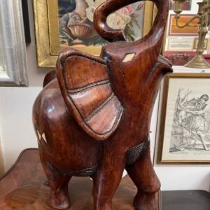Scultura in legno intagliato a forma di elefante