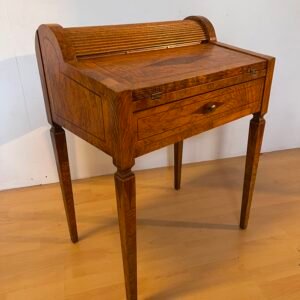 Scrivania in legno noce intarsiato stile italiano anni '60