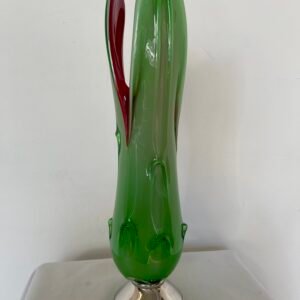 Vaso scultura in vetro artistico verde e rosso con base metallica