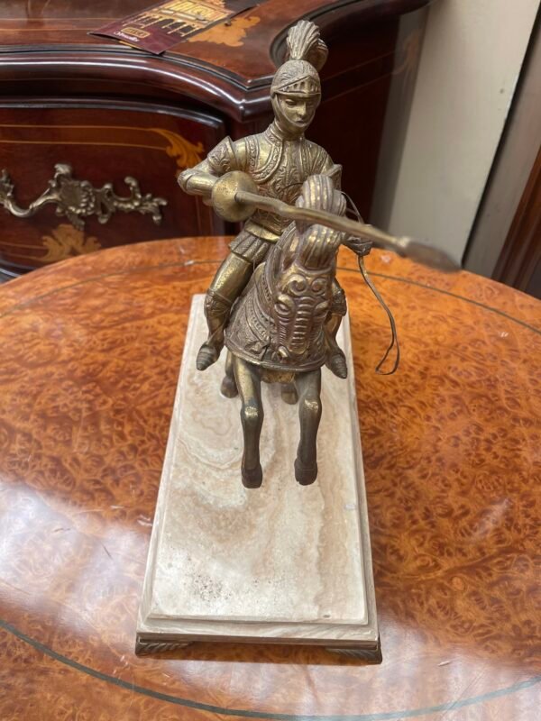 Scultura in bronzo – Cavaliere medievale in armatura su cavallo - Image 4