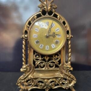 Orologio da tavolo in stile barocco in metallo dorato – marca Conil