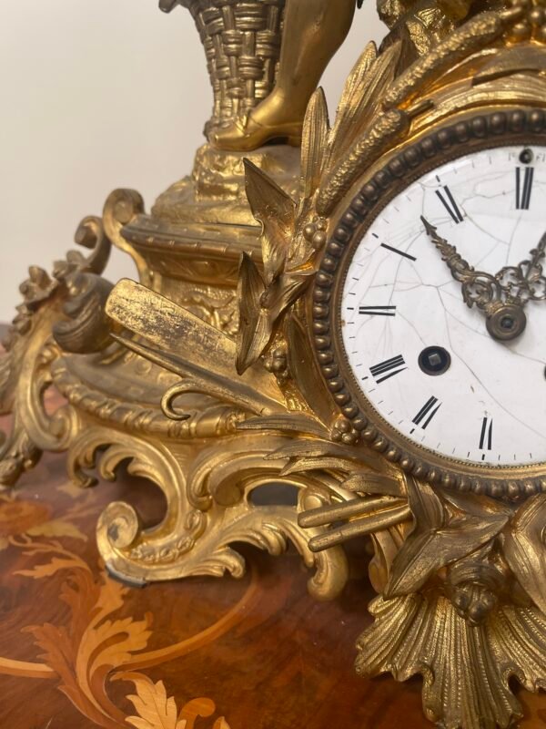 Sontuoso Orologio da Tavolo in Bronzo Dorato con Scultura di Fanciullo - Image 5