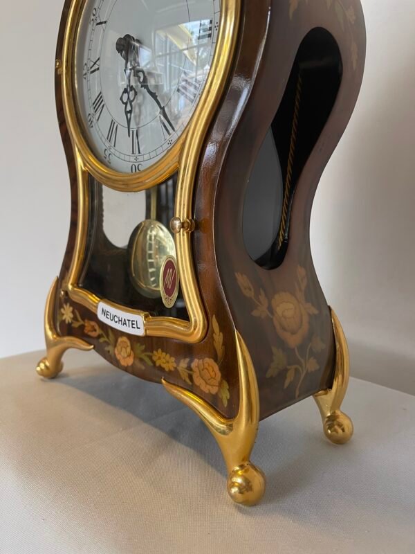 Orologio da Tavolo "Neuchâtel" in Legno Intarsiato e Ottone - Image 2