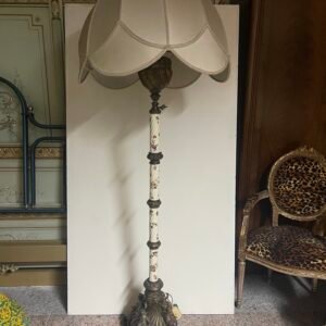 Lampada da terra (piantana) antica con decorazioni floreali.