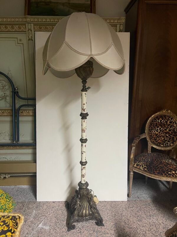 Lampada da terra (piantana) antica con decorazioni floreali.