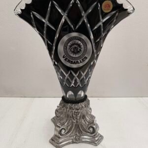 Vaso a ventaglio in cristallo nero inciso “Versailles” – Base barocca in stile argento