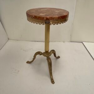Tavolino rotondo con piano in marmo e base in ottone