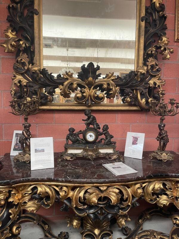 Specchiera barocca con decorazioni a foglia e candelabri - Image 4