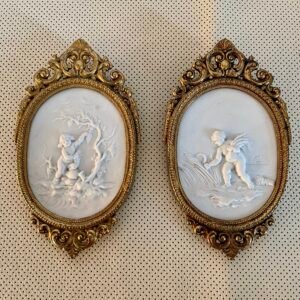 Coppia di Placche Decorative in Stile Barocco con Putti – Cornice in Ottone Dorato
