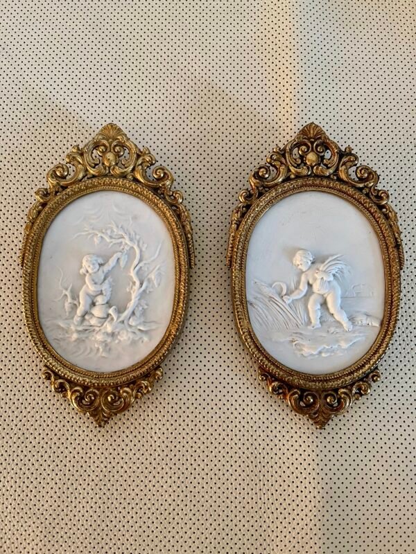 Coppia di Placche Decorative in Stile Barocco con Putti – Cornice in Ottone Dorato