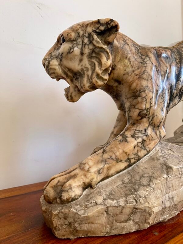 Scultura in marmo – Pantera in posizione d'attacco su roccia - Image 4