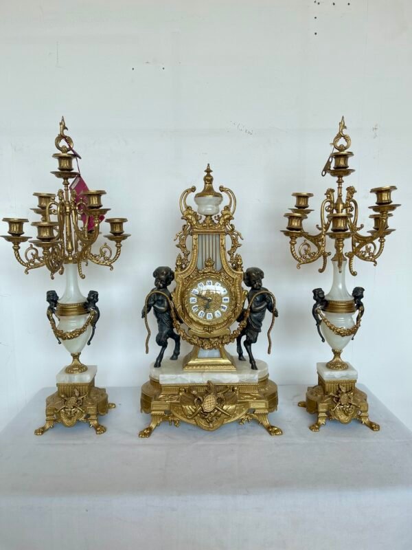 Set Antico da Camino – Orologio e Coppia di Candelabri in Bronzo Dorato e Marmo Bianco