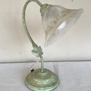 Lampada da Tavolo Vintage in Ferro Decapato Verde con Paralume in Vetro Satinato