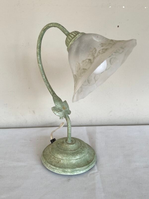 Lampada da Tavolo Vintage in Ferro Decapato Verde con Paralume in Vetro Satinato