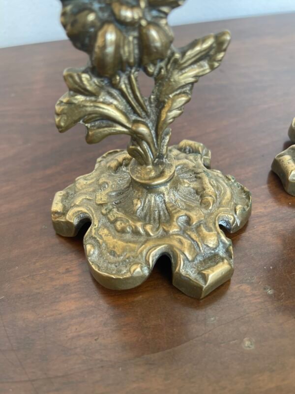 Coppia di eleganti portacandele vintage in bronzo lavorato, con raffinati dettagli floreali e base ornamentale - Image 4