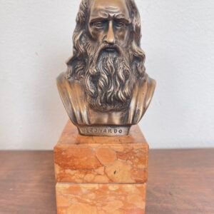 Elegante busto in bronzo di Leonardo da Vinci, un'opera che celebra l'incredibile genio del Rinascimento