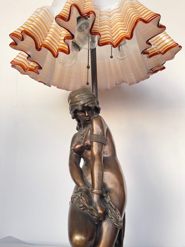 Lampada da Tavolo Vintage con Statua Femminile in Bronzo – Paralume in Vetro di Murano Soffiato - Image 2
