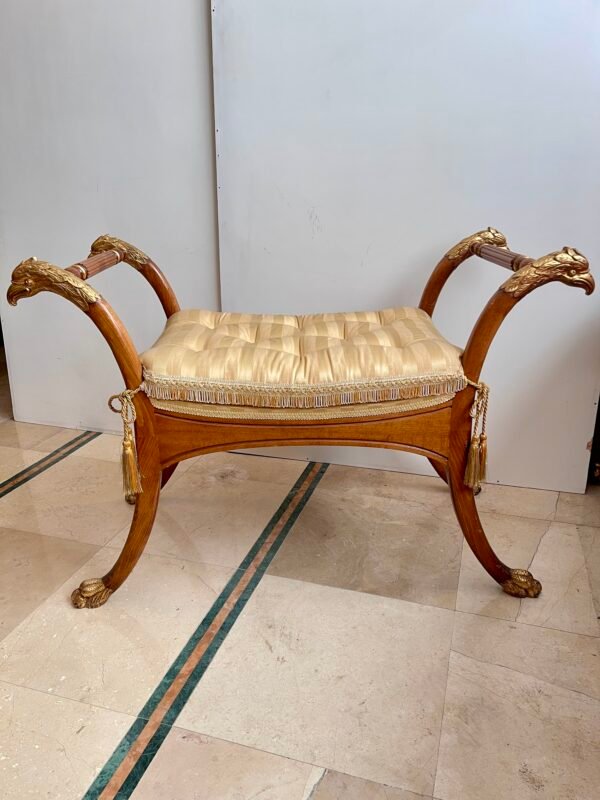 Sgabello in stile neoclassico con braccioli a testa d'aquila e finiture dorate - Image 5