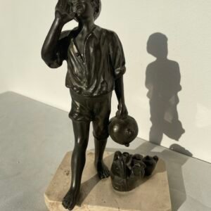 Scultura in Bronzo – Ragazzo con Brocca e Frutta su Base in Marmo