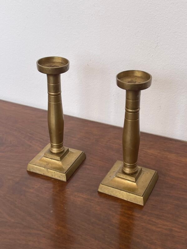 Elegante coppia di candelabri in ottone, dallo stile sobrio e raffinato, - Image 4