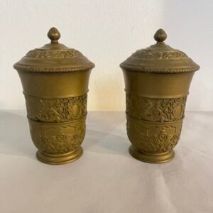 Coppia di Contenitori Antichi in Ottone Cesellato – Stile Classico