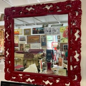 Specchio con cornice intagliata in legno verniciato rosso vintage