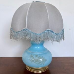 Lampada da tavolo vintage in vetro azzurro con paralume in tessuto e frange