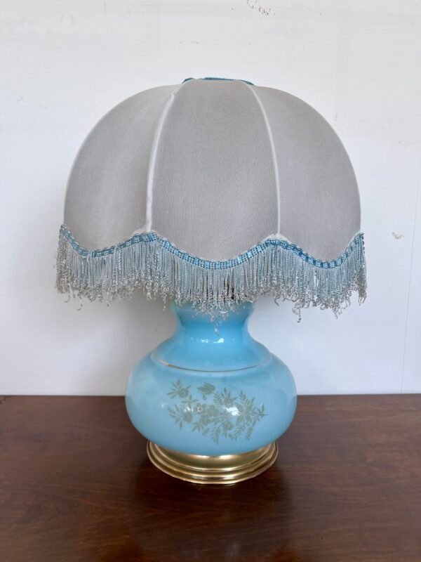 Lampada da tavolo vintage in vetro azzurro con paralume in tessuto e frange