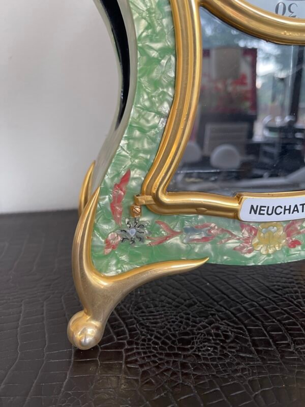 Orologio da Tavolo “Neuchatel” – Elegante con Pendolo e Dettagli Floreali in Stile Antico - Image 2