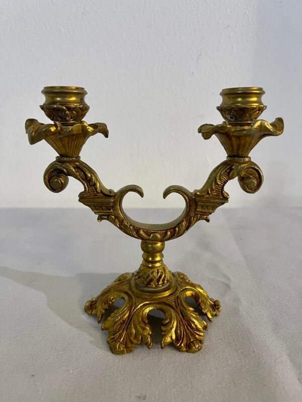 Candelabro Antico a Due Fiamme in Ottone Dorato – Stile Barocco