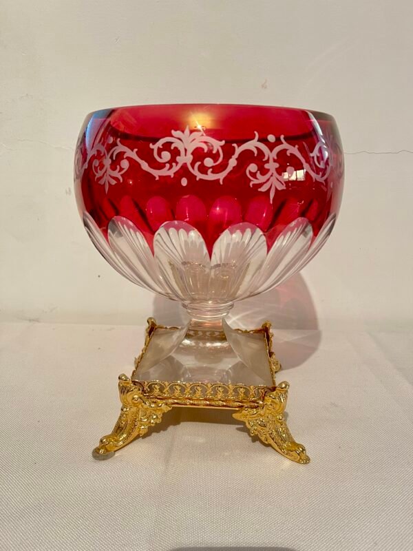 Vaso in Cristallo Rosso con Incisioni Floreali e Base Dorata - Image 2