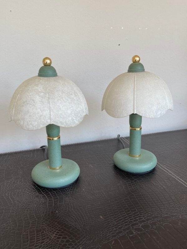 Coppia di Lampade Vintage in Metallo Verde con Paralumi Floreali in Vetro Opalescente - Image 2