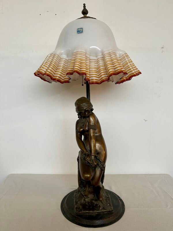 Lampada da Tavolo Vintage con Statua Femminile in Bronzo – Paralume in Vetro di Murano Soffiato