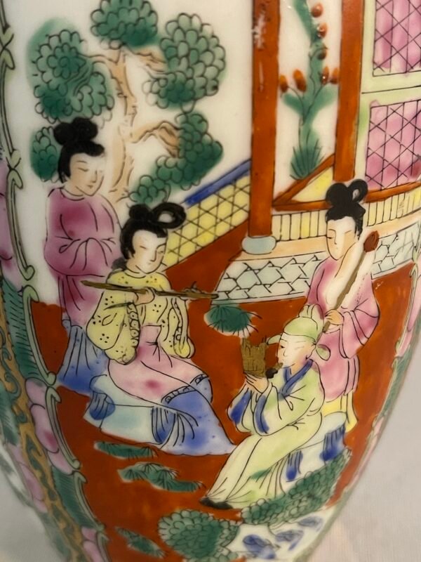 Vaso Cinese in Porcellana con Scene Tradizionali e Decorazioni Floreali - Image 3