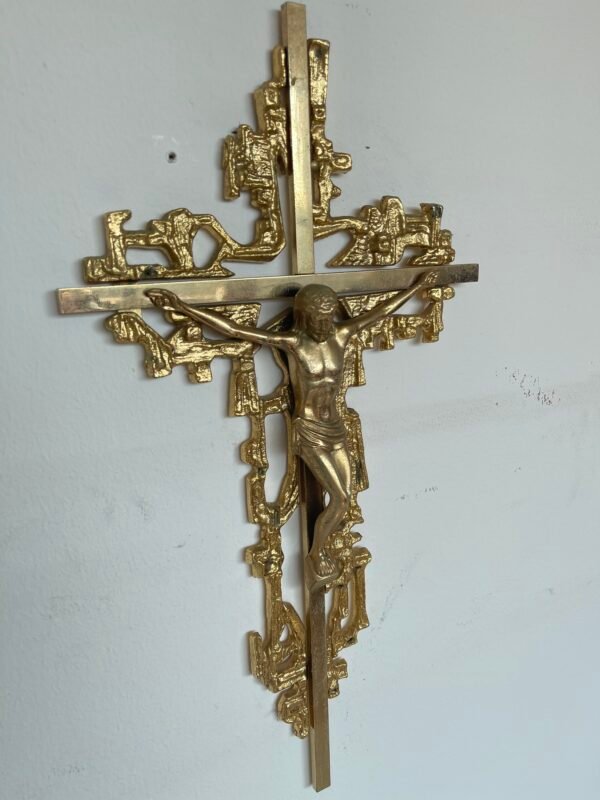 Crocifisso in bronzo dorato – Stile elegante e moderno - Image 4