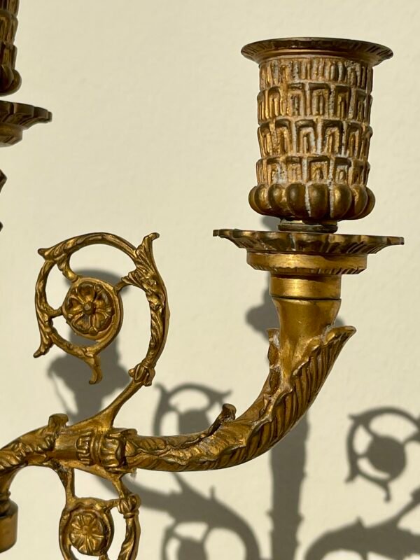 Elegante Coppia di Candelabri in Bronzo Dorato - Stile Classico - Image 6