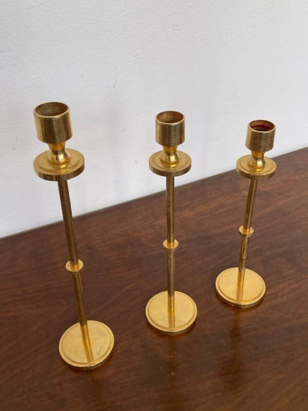 Tris di portacandele modernisti in ottone lucido, dal design minimalista ed elegante. - Image 4