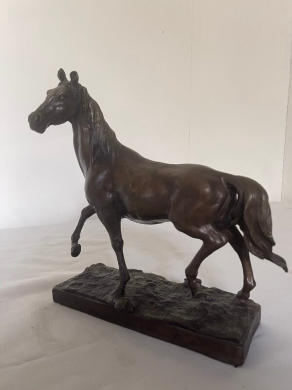 Scultura Equestre "Cavallo al Passo" in Bronzo Patinato su Base - Image 3